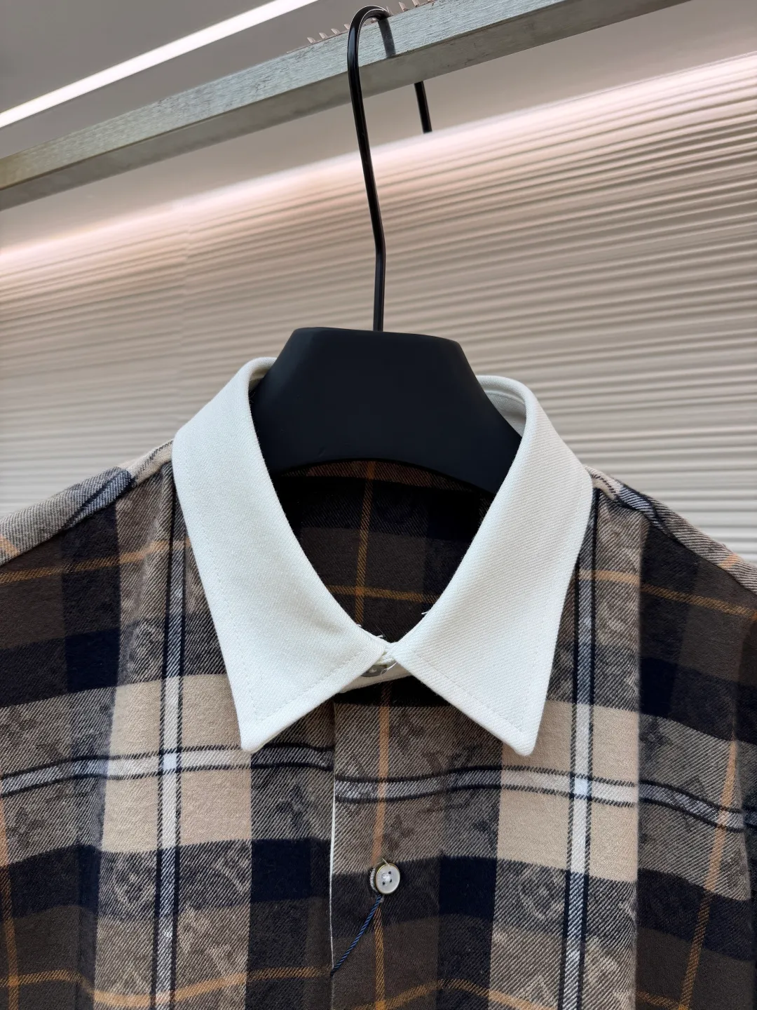 LOUIS VUITTON Contrast color lapel flannel long-sleeved polo shirt ●Original version: Purchased and developed for 13400 ●Item number: 1681490-B25 ●Material: jacquard dark grain cotton fabric ●Technology: jacquard production ●Color: brown ●Version: fitted version ●Weight: about 410 grams ●Size: XS-S-M-L ●Description: This Louis Vuitton plaid shirt is exquisitely crafted. The fabric adopts customized plaid jacquard technology, which combines the brand's classic pattern with plaid elements. It undergoes multiple yarn-dyed processes to ensure that the plaid is full of color and clear in texture. The white splicing part of the collar and cuffs is made of high-count cotton fabric, and has been carefully cut and spliced ​​to have smooth and compliant edges. The brand logo on the body is embroidered with fine embroidery threads and precise positioning, perfectly blending with the plaid fabric. The placket of the shirt uses invisible button technology, and the buttons and fabric are treated with the same color to enhance the overall aesthetics. High-strength silk threads are used in every stitching, and the double-thread stitching process ensures the firmness when worn. Every craft detail demonstrates the brand's pursuit of quality for classic items. The overall wiring is straight and delicate, the fabric is comfortable and soft, and the color is consistent without color difference. It can be matched with the same style to create a fashionable look and control various occasions. Customized accessories, complete with three standards, same style for men and women!